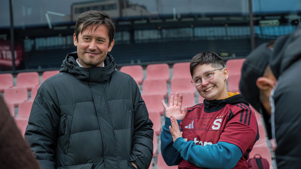 Fotbal potichu. Neslyšící fanynka Sparty se potkala s Rosickým a vzpomínala na Řepku